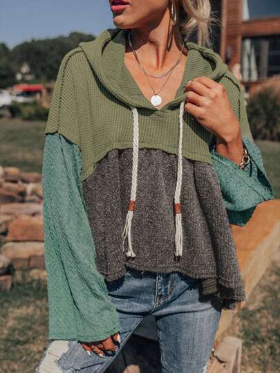 Felpa con cappuccio a spalle larghe con frange dal taglio irregolare, color block e texture patchwork