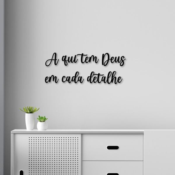 Letreiro Quadro de Parede Auto-Colante em MDF 3mm Aqui Tem Deus em Cada Detalhe Preto