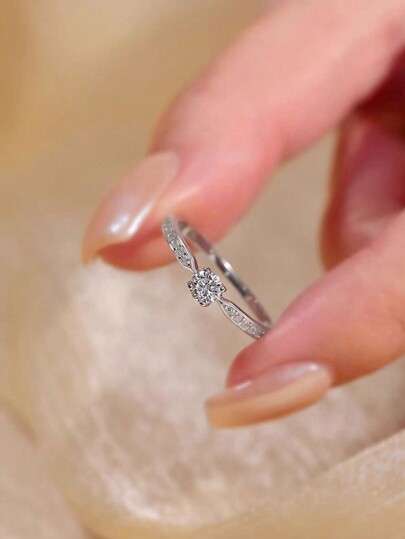 0,3 Karat Moissanit Verlobungsring, gefertigt aus 925er Sterlingsilber, mit einem klassischen Einzelstein Design für Verlobung oder Hochzeit. Dieses hochwertige Schmuckstück ist ein exquisites Geschenk.