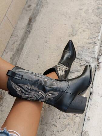 秋冬季尖头刺绣粗跟中筒西部牛仔女靴，舒适百搭，牛仔靴