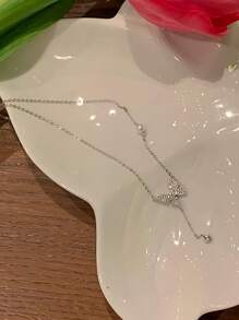 1 件优雅蝴蝶吊坠项链，精致简约设计颈链