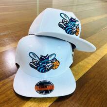 Charlotte 90's Straight Brim Cap, Men's And Women's Embroidered Adjustable Cap - Blanco - Ver 3