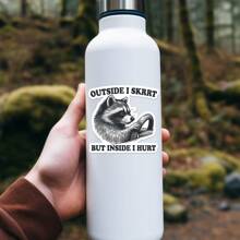 1 件外面我很害怕但里面我很受伤浣熊驾驶贴纸 - 防水防风雨乙烯基贴花 - 非常适合汽车爱好者 - 有趣和讽刺的模因贴纸 - 非常适合笔记本电脑、水瓶和汽车 - 高品质耐用设计 - 非常适合为您的物品增添幽默感 - 彩色 - 查看 3