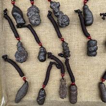 1pc Natural Desert Retro Iron Meteorite Pendant, Wishing Stone, Original Stone Wealth Pendant, Guardian Peace Necklace, Natural Gem Pendant, Quartz Crystal Necklace, Couple Necklace, Gift For Her, Suitable For Holiday Party Gifts, Quartz Crystal Gifts. - View 8