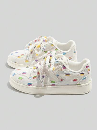 Chaussures en canevas respirantes et confortables pour femmes Printemps et automne Nouvelle couleur assortie Chaussures de sport à lacets sur le devant à la mode et polyvalentes