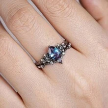 哥特式 2 件黑金梨形亚历山大订婚戒指，黑花承诺戒指套装搭配独特铂金黑戒指新娘套装礼物