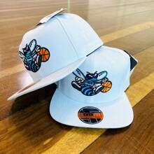 Charlotte 90's Straight Brim Cap, Men's And Women's Embroidered Adjustable Cap - Blanco - Ver 2