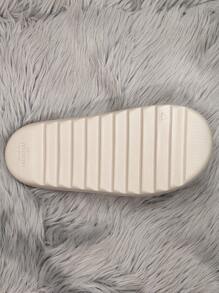 Męskie wygodne miękkie podeszwy antypoślizgowe proste kapcie, wszechstronne codzienne sandały plażowe w pomieszczeniach zamkniętych