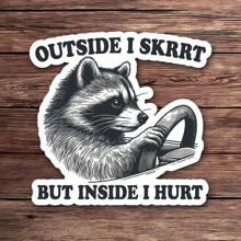 1 件外面我很害怕但里面我很受伤浣熊驾驶贴纸 - 防水防风雨乙烯基贴花 - 非常适合汽车爱好者 - 有趣和讽刺的模因贴纸 - 非常适合笔记本电脑、水瓶和汽车 - 高品质耐用设计 - 非常适合为您的物品增添幽默感 - 彩色 - 查看 11