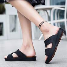 Nuevos sandalias cómodas, de moda, minimalistas, ligeras y versátiles para hombre