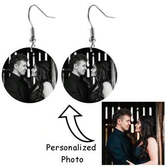 1 par de pendientes de aro redondos de acero inoxidable personalizados para parejas, con foto en blanco y negro personalizada y texto en la parte posterior