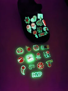 Set de 24 piezas Nuevos colgantes brillan en la oscuridad, con diseño de baloncesto y serie deportiva, compatibles con zapatos, sandalias, mochilas; Accesorios removibles 5d PVC para zapatos, no es para decoración integral del zapato, por favor consulta el diagrama de verificación de detalles para el broche