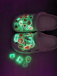 Set de 24 piezas Nuevos colgantes brillan en la oscuridad, con diseño de baloncesto y serie deportiva, compatibles con zapatos, sandalias, mochilas; Accesorios removibles 5d PVC para zapatos, no es para decoración integral del zapato, por favor consulta el diagrama de verificación de detalles para el broche
