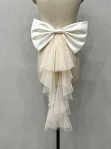 1件白色缎面后背蝴蝶结装饰，配不对称网纱飘带，可作腰饰。情人节配饰