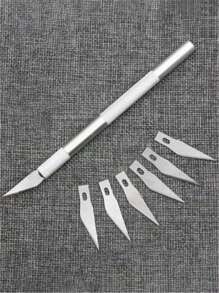 1 件银色多功能笔式美工刀（含 6 个备用刀片），时尚的笔式设计，便于携带和存放，适用于各种场合，结合书写和切割功能，可满足笔记、拆包、剪纸等不同需求，提供额外的刀片，方便更换，确保锋利并延长使用寿命，易于更换刀片和操作，适合所有年龄段，尤其是学生和办公室工作人员，小巧的尺寸可放入铅笔盒、公文包或手提包中随时使用，可能包括锁定机制，以防止操作时意外展开刀片，男士工具