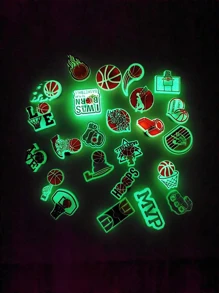 Set de 24 piezas Nuevos colgantes brillan en la oscuridad, con diseño de baloncesto y serie deportiva, compatibles con zapatos, sandalias, mochilas; Accesorios removibles 5d PVC para zapatos, no es para decoración integral del zapato, por favor consulta el diagrama de verificación de detalles para el broche