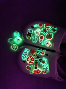 Set de 24 piezas Nuevos colgantes brillan en la oscuridad, con diseño de baloncesto y serie deportiva, compatibles con zapatos, sandalias, mochilas; Accesorios removibles 5d PVC para zapatos, no es para decoración integral del zapato, por favor consulta el diagrama de verificación de detalles para el broche