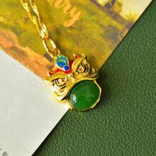 1pc Natural Canadian Jasper, White Jade, Enamel Inlaid Lion Pendant, Gold-Plated Craft Gem Inlaid Necklace Pendant, Fashion Jewelry, Women's Necklace Jewelry, Gem Necklace, For Her Holiday Gifts, Quartz Crystal Gifts - View 3