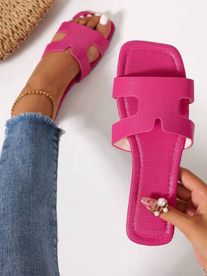 新款春夏时尚H型女式拖鞋，时尚舒适罗马式露趾拖鞋，黑色/米色/棕色，平底低跟，压纹细节，网红推荐，沙漠风情，铆钉装饰，厚底坡跟凉鞋，优雅法式风格，室内外皆宜，鳄鱼纹，金属点缀，夏季百搭平底拖鞋，沙滩装扮必备