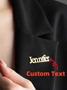 1 件简约商务风格定制名字不锈钢胸针适合日常佩戴、西装搭配、节日礼物（赠送礼盒） - 金黃色 - 查看 3