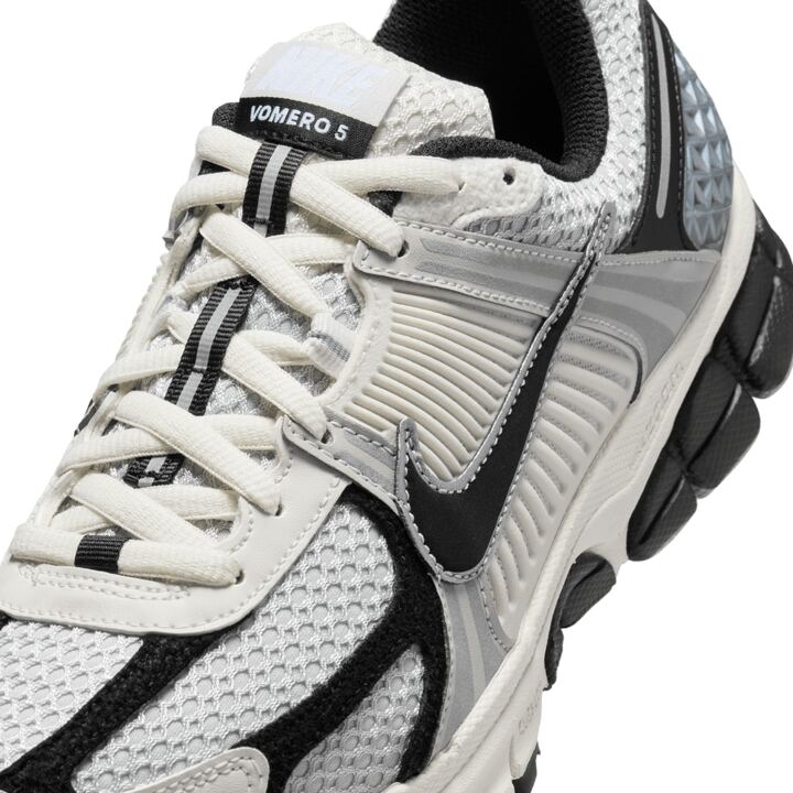 【新品未使用】NIKE ZOOM VOMERO 5 サイズ24 黒/白/シルバー Nike Zoom Vomero 5 SE SP in Black/Metallic Silver — MAJOR