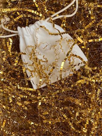 Dubbelsidigt guldfärgat skrynkligt pappersbastfyllmedel, vågformat pappersband för presentask, bröllopsgåva, förpackningsmaterial, alla hjärtans dag-jul