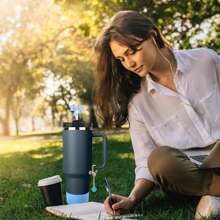 3 件套专为 30 和 40 盎司杯子配件设计，1 件可爱蝴蝶结硅胶吸管盖，1 件 A-Z 姓名 ID 字母手柄饰物，1 件闪亮杯套，个性化杯子装饰（蓝色）