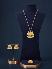 Ein Set modischer Accessoires im Vintage, goldfarbener Kupferoptik, geeignet für Frauen in den Golfstaaten und anderen Regionen, im europäischen, amerikanischen, minimalistischen, romantischen oder übertriebenen Stil. Perfekt für Outdoor, Lässig, Partys, den Alltag, Dates, Weihnachten usw. Ideale Geschenke für Freundin, Eltern. Das Set beinhaltet eine Halskette, einen Ring und Ohrringe.