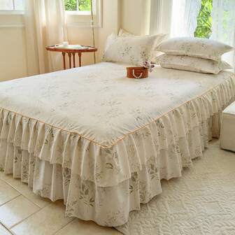 3 件套柔软印花绗缝床上用品套装，1 件床裙和 2 件枕套，金黄色斜条纹设计