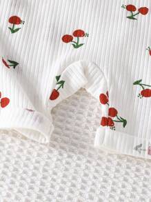 Conjunto de 2 piezas de niña bebé de verano con camiseta de manga corta y cuello redondo y pantalones cortos con tirantes con estampado de frutas y mariposas, look casual