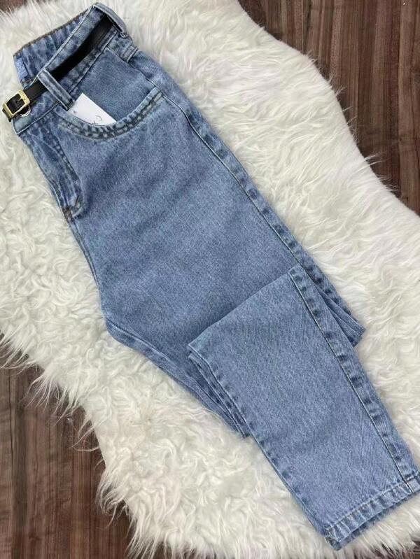 Calça mom jeans cintura alta com cinto lisa