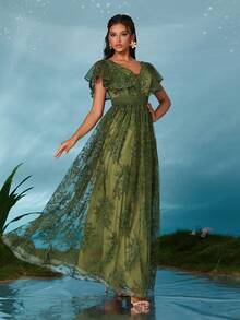 Sukienka z koronką z falbankami i haftem w serek, elegancka suknia dla druhny na Boże Narodzenie