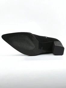 Botas de tacón medio alto negra con bordados de estilo occidental, combinan con el cárdigan para mujer