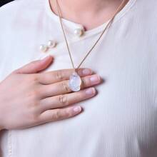 1pc Natural Crystal Agate Fox Pendant Necklace, Green Jade Heart, Animal Pendant, Fox Protection Peace Necklace, All Hand-Carved, Women, Men, Natural Gem Pendant, Quartz Crystal Necklace, Couple Necklace, Gift For Her, Suitable For Holiday Party Gifts, Quartz Crystal Gifts.