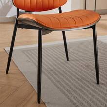 Juego de 2 sillas de comedor A&A Furniture, sillas modernas de mediados de siglo de piel sintética con respaldo de madera curvada de nogal, asiento tapizado, patas de metal, pies ajustables para silla de cocina o comedor (gris/naranja PU)