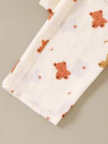 两件套可爱泰迪熊印花睡衣套装，包括一件长袖翻领上衣和一条泡泡图案睡裤，柔软舒适，适合居家穿着，是春秋季送给女儿的绝佳礼物。