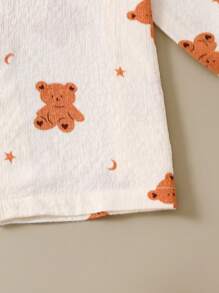 两件套可爱泰迪熊印花睡衣套装，包括一件长袖翻领上衣和一条泡泡图案睡裤，柔软舒适，适合居家穿着，是春秋季送给女儿的绝佳礼物。