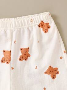 两件套可爱泰迪熊印花睡衣套装，包括一件长袖翻领上衣和一条泡泡图案睡裤，柔软舒适，适合居家穿着，是春秋季送给女儿的绝佳礼物。