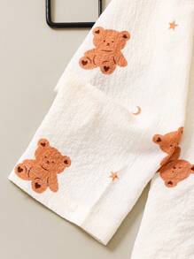 两件套可爱泰迪熊印花睡衣套装，包括一件长袖翻领上衣和一条泡泡图案睡裤，柔软舒适，适合居家穿着，是春秋季送给女儿的绝佳礼物。