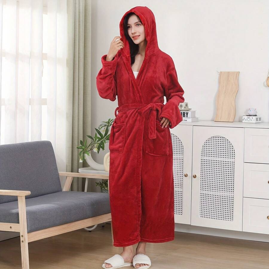 1件女士纯色长款连帽浴袍，柔软法兰绒材质，适用于浴室、卧室、泳池，四季皆宜，可作礼物，适合体重70公斤以下人士穿着。
