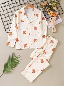 两件套可爱泰迪熊印花睡衣套装，包括一件长袖翻领上衣和一条泡泡图案睡裤，柔软舒适，适合居家穿着，是春秋季送给女儿的绝佳礼物。