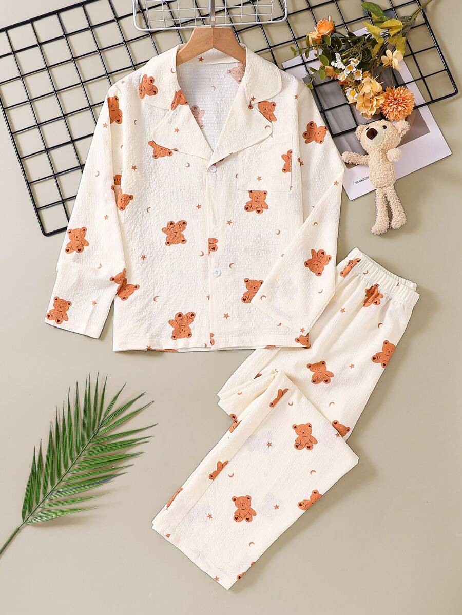 两件套可爱泰迪熊印花睡衣套装，包括一件长袖翻领上衣和一条泡泡图案睡裤，柔软舒适，适合居家穿着，是春秋季送给女儿的绝佳礼物。