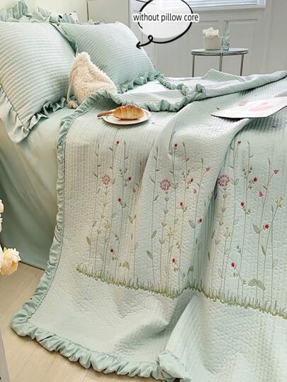 3 件套花卉刺绣床上用品套装 - 1 件绗缝毯和 2 件带褶边的枕套
