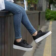 Women Fashion Sneakers Low-Top Comfort Platform Sneakers Lace-Up Stylish Walking Shoes Tennis Shoes