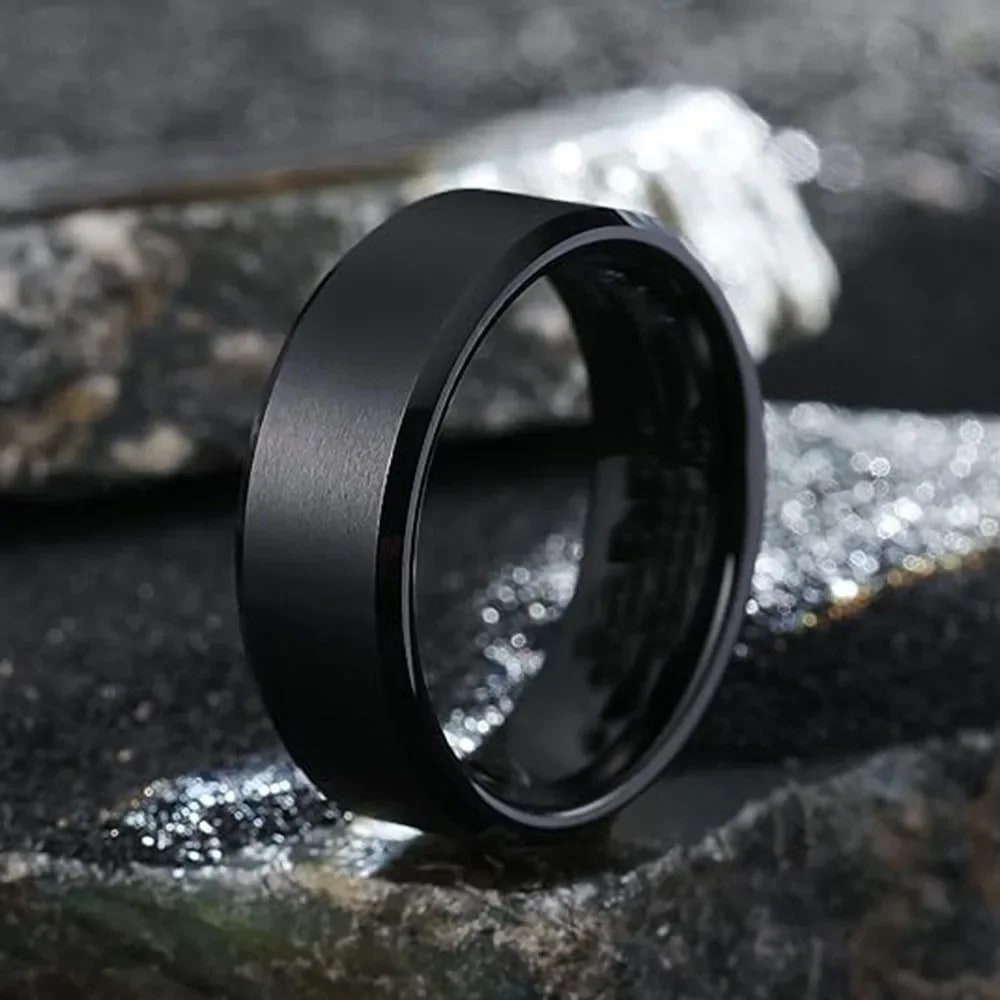 Anillo de acero de titanio mate de 8MM con biselado doble, anillo de acero inoxidable brillante y mate de acero de titanio con decoración "Te amo"