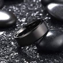 Anillo de acero de titanio mate de 8MM con biselado doble, anillo de acero inoxidable brillante y mate de acero de titanio con decoración "Te amo"