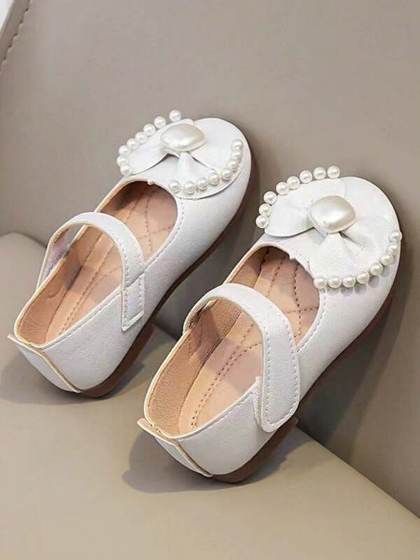 Zapatos planos Mary Jane para niñas pequeñas con correa de gancho y bucle decorada con lazo y perla, adecuados para actuaciones y fiestas.