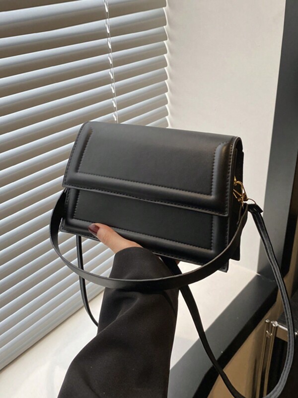 Una borsa da sottotraccia alla moda, casual e minimalista con una borsa a tracolla quadrata con patta, adatta per lo shopping, i portafogli, lo shopping, le giovani donne, gli studenti universitari, i nuovi arrivati e i lavoratori d'ufficio. Sono molto adatti per uffici, università, lavoro, affari, pendolarismo, all'aperto, viaggi e uscite