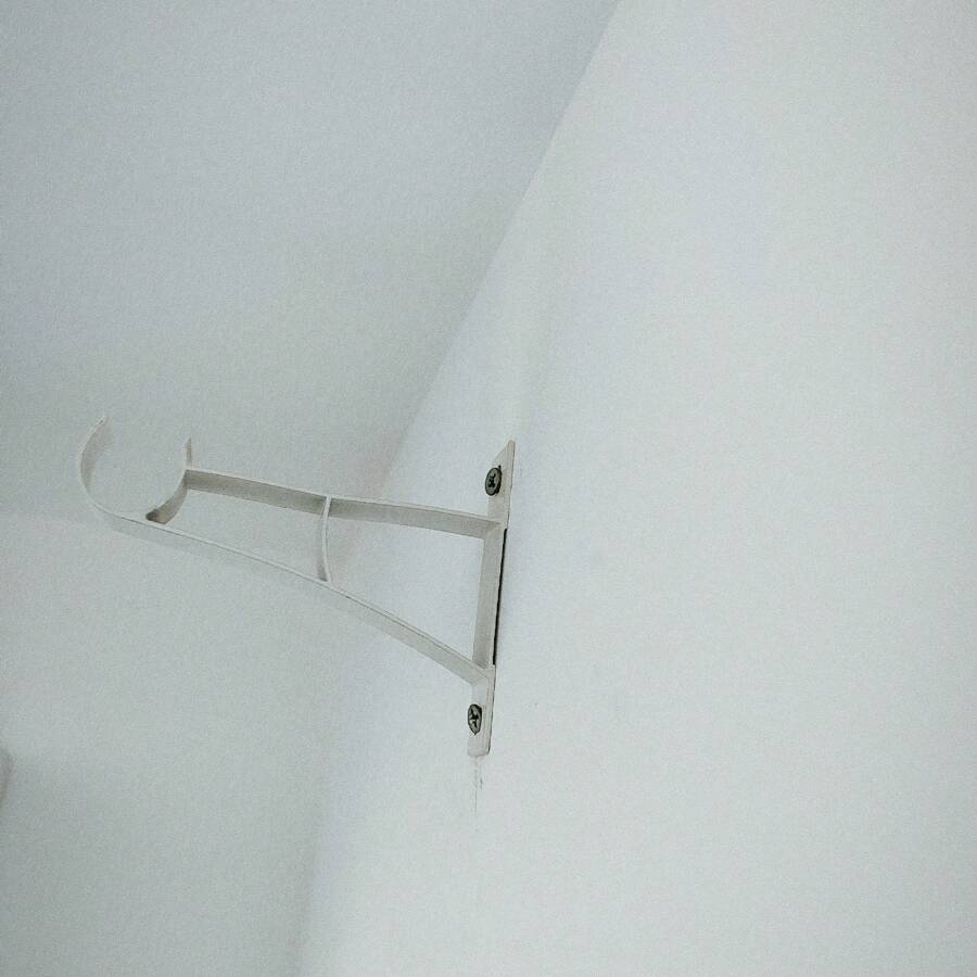 1pc Metal Curtain Rod Bracket, Modern Minimalist Roman Curtain Rod Universal Accessories, Drill-Proof Load-Bearing Bracket, Minimalist Home Installation Tool, Rust-Resistant Thickened Model, Side Wall Curtain Rod Installation Bracket, Easy To Install Curtain Rod Fixture Suitable For Home And Office Curtains (Screws Included As A Limited-Time Gift) - Multicolor - View 1