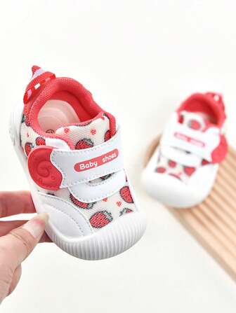 1 Pair Strawberry Pattern Toddler Shoes, Suitable For 1-4 Years Old Babies, Indoor&Outdoor Spring/Autumn Wear, Fashion & Cute Walking Shoes, Breathable Mesh, Non-Slip Soft Sole, Thick Bottom, Wear-Resistant Front Cover, Low-Top Design, Easy Hook-And-Loop, Casual Sports Sneakers